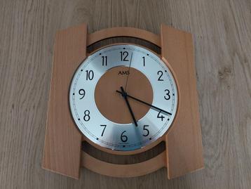 Beukenhouten wandklok (AMS, radiogestuurd) beschikbaar voor biedingen