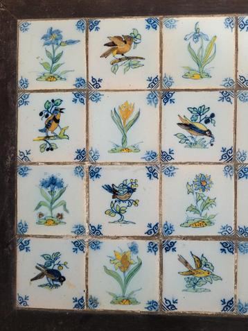 Solide Tafelblad met 28 antieke tegeltjes /vogels/ bloemen beschikbaar voor biedingen