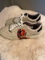 Attack on Titan Sneakers - Maat 43, Ophalen of Verzenden, Gedragen, Beige, Sneakers of Gympen