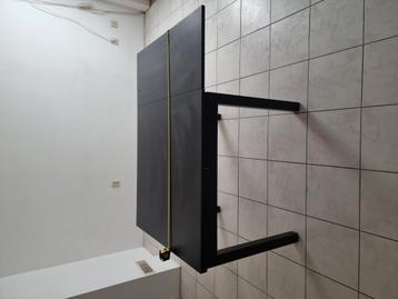 Eetkamertafel van Ikea GRATIS  op te halen, kleine beschadig