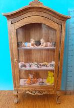 POPPENHUIS; VITRINE KAST, MOOI UITGEWERKT HOUT +INHOUD, Verzenden, Zo goed als nieuw, Poppenhuis