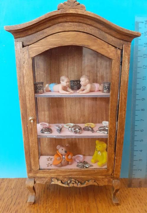 POPPENHUIS; VITRINE KAST, MOOI UITGEWERKT HOUT +INHOUD, Verzamelen, Poppenhuizen en Toebehoren, Zo goed als nieuw, Poppenhuis
