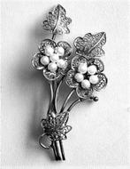 Mooie filigrain zilveren bloemenbroche met pareltjes, Ophalen, Zilver, Broche
