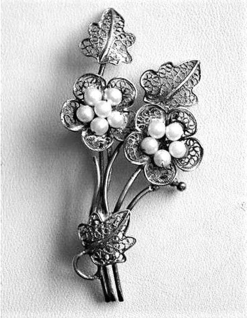 Mooie filigrain zilveren bloemenbroche met pareltjes, Sieraden, Tassen en Uiterlijk, Antieke sieraden, Broche, Zilver, Ophalen