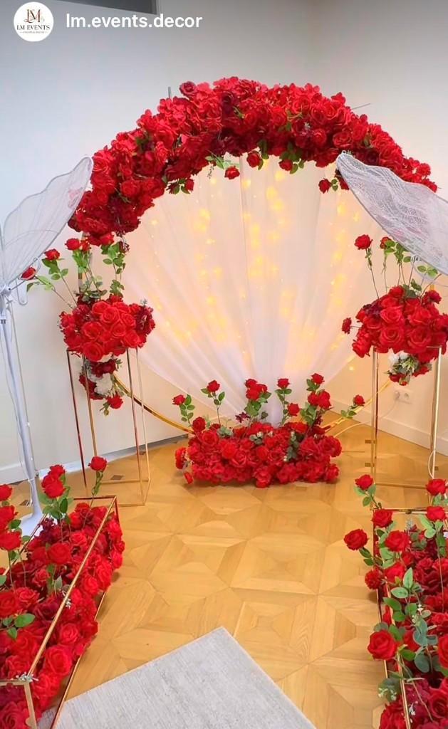 Romantische Bloemenboog met Rode & Verlichting -Te Huur, Hobby en Vrije tijd, Feestartikelen | Verhuur, Nieuw, Valentijn of Romantisch