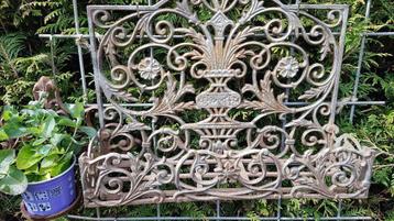 Super mooie sierlijke gietijzeren plantenbak (brocante) beschikbaar voor biedingen