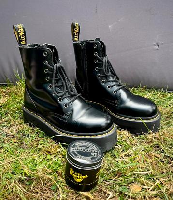 Dr. Martens  beschikbaar voor biedingen