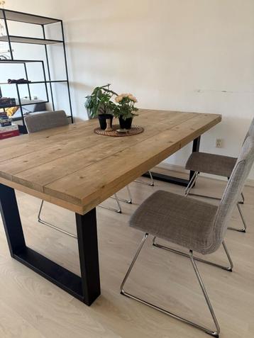 Eettafel + 6 stoelen beschikbaar voor biedingen