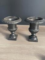 2 gietijzeren brocante tuinvazen 22 cm hoog, Tuin en Terras, Tuinvazen, Ophalen of Verzenden, Gebruikt