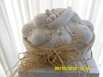 Decoratieve stenen fruitmand te koop. beschikbaar voor biedingen