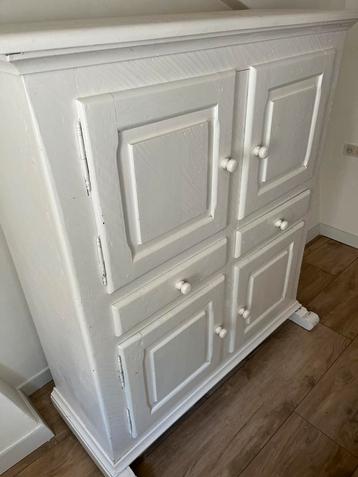 Witte kast buffetkast servieskast brocante beschikbaar voor biedingen