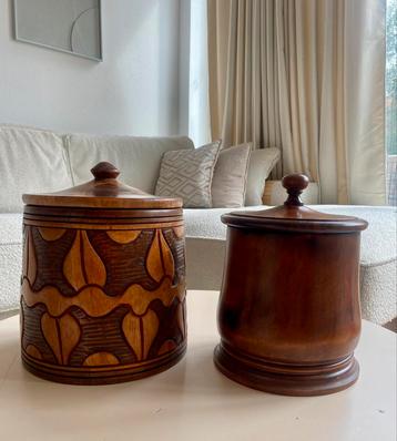 Twee vintage houten opbergpotten – één met binnenemmer beschikbaar voor biedingen