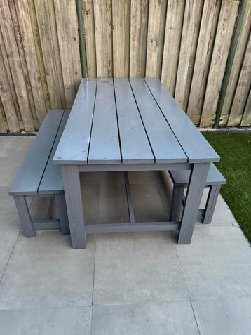 Tuintafel met bankjes beschikbaar voor biedingen