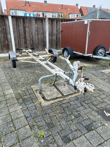 boot trailer tekoop met nieuwe banden en verlichting  beschikbaar voor biedingen