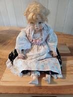 Porcelijne pop met stoffen lijf, Verzamelen, Poppen, Ophalen of Verzenden