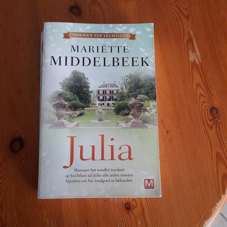 Julia - Mariëtte Middelbeek, Boeken, Romans, Zo goed als nieuw, Nederland, Ophalen of Verzenden