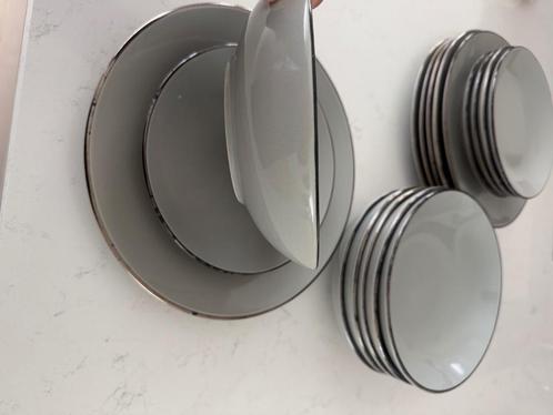 Serviesset, Huis en Inrichting, Keuken | Servies, Zo goed als nieuw, Bord(en), Overige stijlen, Porselein, Ophalen