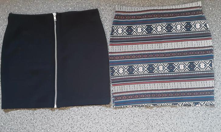 2 x korte rokjes. Zwart met ritsje voor en div. Print S  36, Kleding | Dames, Rokken, Zo goed als nieuw, Maat 36 (S), Zwart, Boven de knie