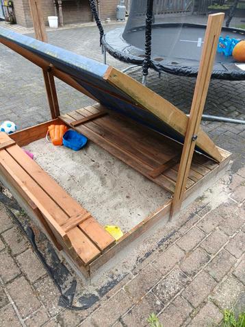 Zandbak met bankjes! bijna Gratis!!  beschikbaar voor biedingen