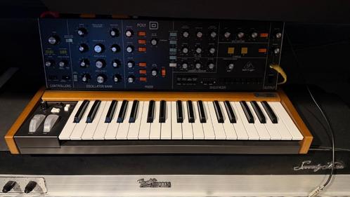 Behringer Poly-D z.g.a.n. met Pro Flight-Case, Muziek en Instrumenten, Synthesizers, Zo goed als nieuw, Overige aantallen, Overige merken