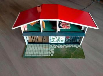 Vintage poppenhuis met jaren 60 meubels en houten inrichting beschikbaar voor biedingen