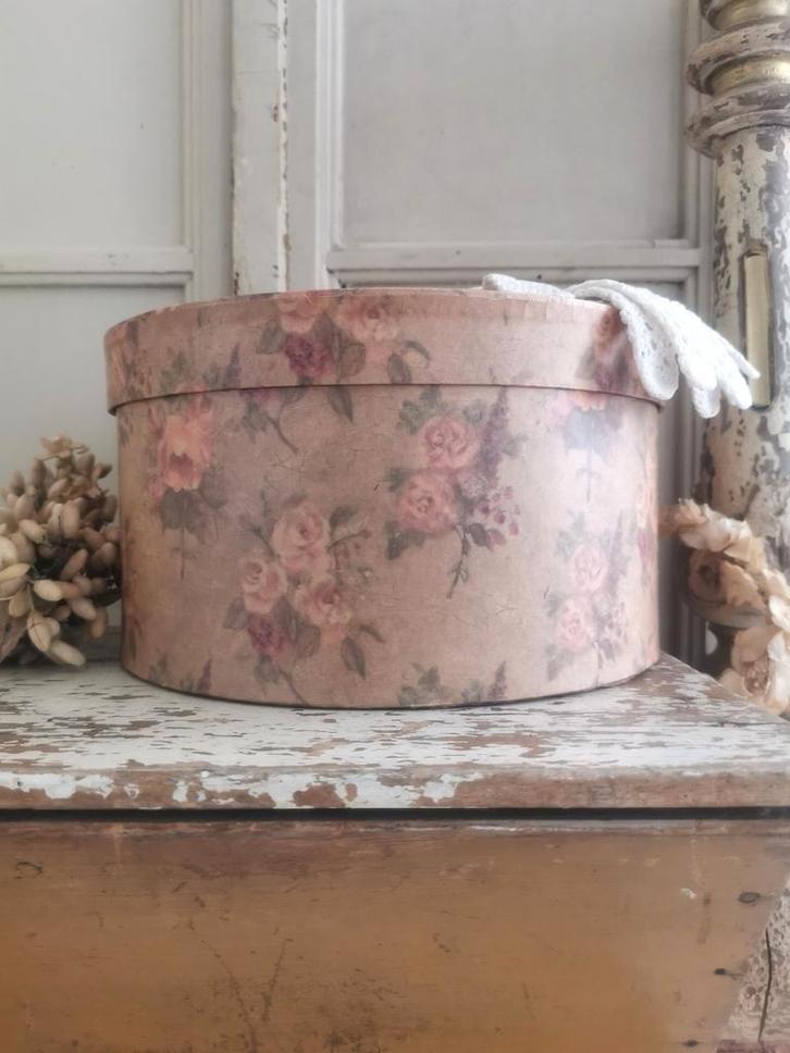 Brocante hoedendoos met bloemen, Antiek en Kunst, Antiek | Kleding en Accessoires, Ophalen of Verzenden