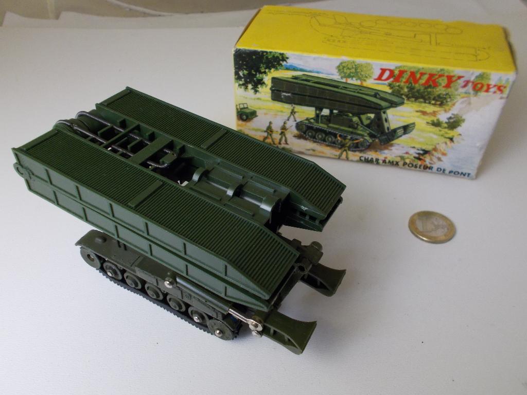 1964 Dinky Toys 883 CHAR AMX POSEUR DE PONT +ORIGINELE DOOS!, Ophalen of Verzenden, Zo goed als nieuw, Bus of Vrachtwagen, Dinky Toys