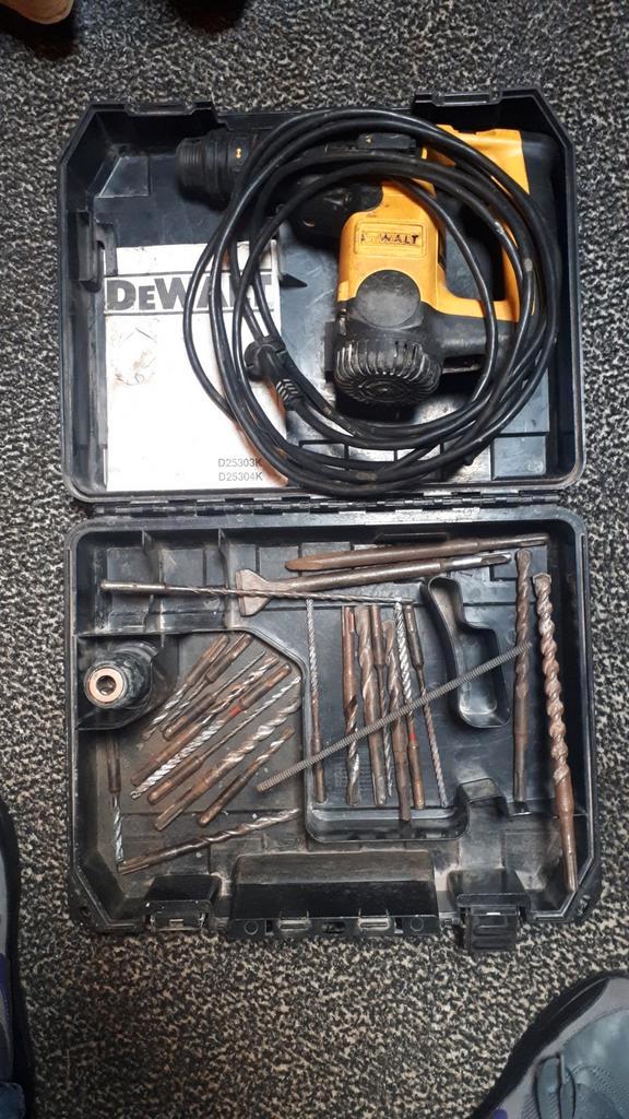 DeWalt 710 Watt hamerboormachine incl kapwerk in betton, Doe-het-zelf en Verbouw, Gereedschap | Handgereedschap, Ophalen
