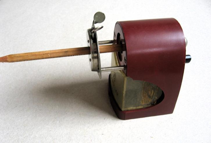 Rood bakeliet puntenslijper Staedtler, Antiek en Kunst, Antiek | Gereedschap en Instrumenten, Ophalen of Verzenden