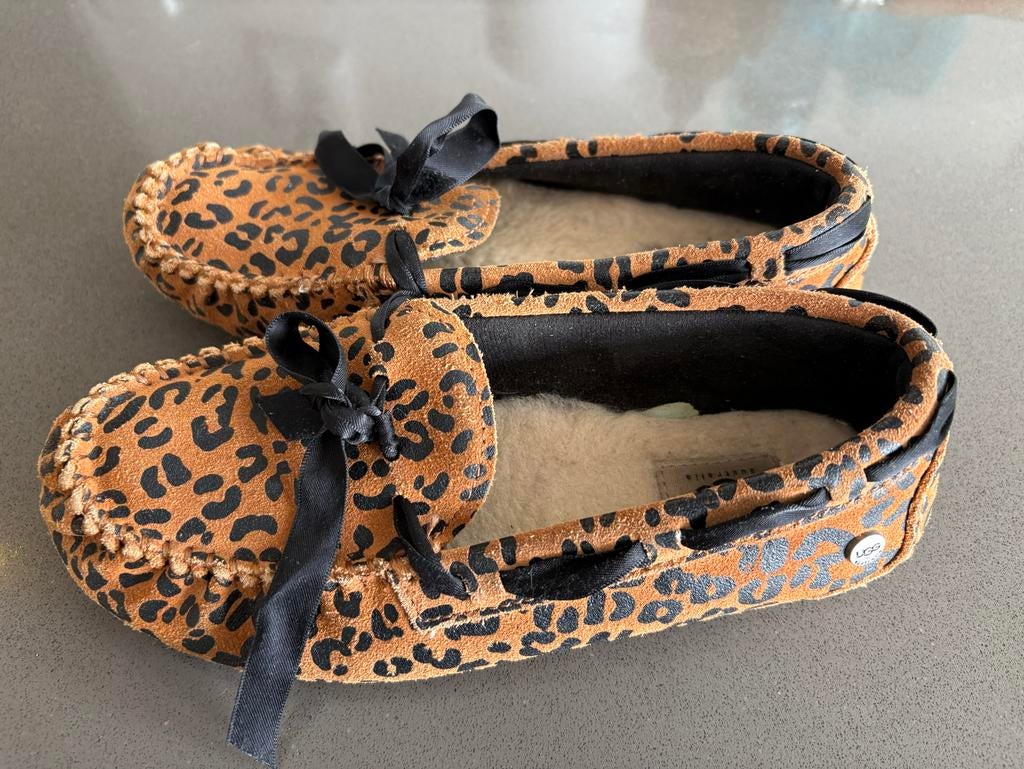 UGG schoenen Maat 33 - Wolgevoerd, Nauwelijks Gedragen, Ophalen of Verzenden, Zo goed als nieuw, Meisje, Laarzen