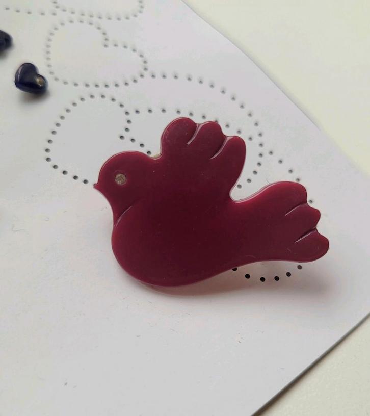 Broche vogel. Rood met glinster oogje., Sieraden, Tassen en Uiterlijk, Broches, Zo goed als nieuw, Overige materialen, Rood, Ophalen of Verzenden