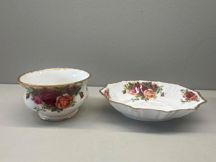 Royal Albert Suikerpot & Bonbonschaal Old Country Roses, Antiek en Kunst, Antiek | Porselein, Ophalen of Verzenden