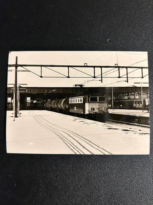 Foto locomotief NS 1111 met keteltrein te Eindhoven (1973) 3, Verzamelen, Spoorwegen en Tramwegen, Gebruikt, Trein, Ophalen of Verzenden