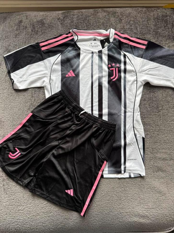 Nieuwste Juventus tenue, Sport en Fitness, Voetbal, Nieuw, Shirt, Maat XS of kleiner, Ophalen of Verzenden