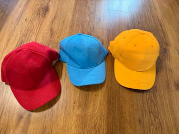Drie nieuwe verstelbare petten beschikbaar voor biedingen