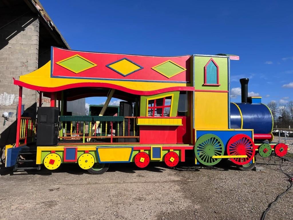 Te koop: Carnavalswagen Kleurrijke trein / Dierencircus, Ophalen, Zo goed als nieuw, Feestartikel, Carnaval