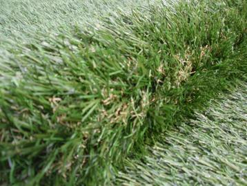 Nieuw kunstgras met mosdraad 40 mm hoog rol 4 meter breed beschikbaar voor biedingen