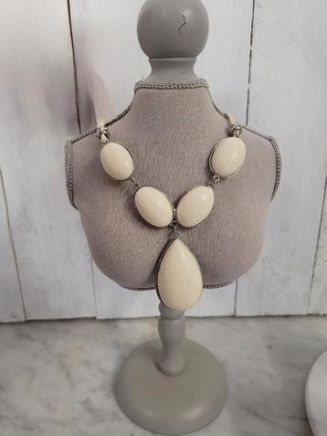 Ketting met witte hanger. beschikbaar voor biedingen