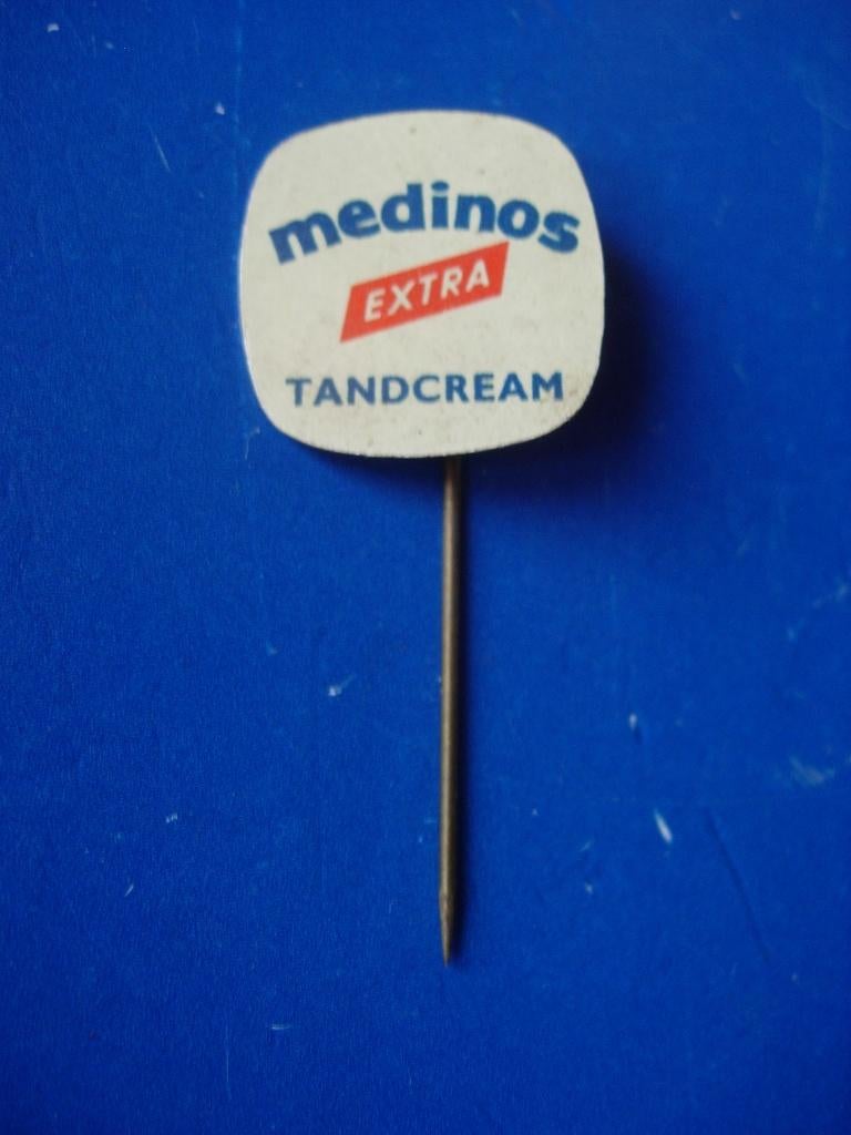 Speldje van Medinos tandcream extra, Verzenden, Zo goed als nieuw, Merk, Speldje of Pin