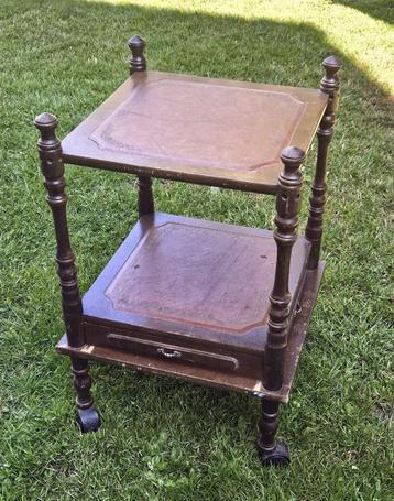 Vintage speeltafel met ingebouwde lade en lederen speelblad beschikbaar voor biedingen