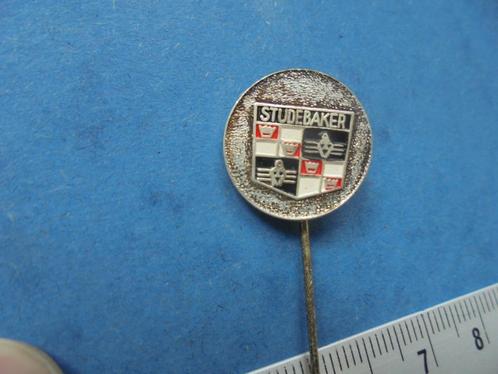 Oude speld automerk / Oldtimer STUDEBAKER, Verzamelen, Speldjes, Pins en Buttons, Zo goed als nieuw, Speldje of Pin, Transport