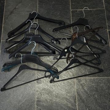 Diverse zwarte kledinghangers beschikbaar voor biedingen
