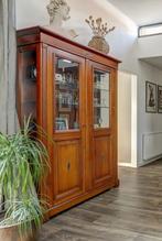 Kersenhouten vitrinekast met deels glazen deuren, 100 tot 150 cm, Ophalen of Verzenden, Zo goed als nieuw, Overige houtsoorten