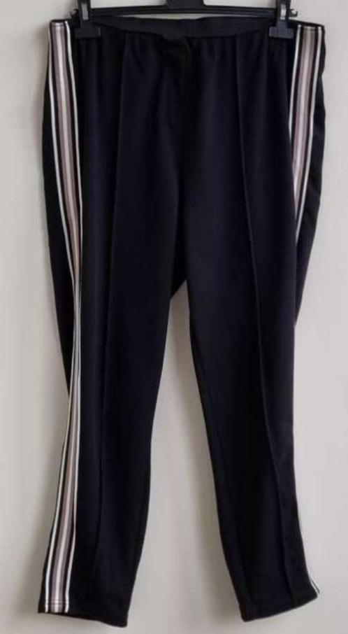 BPC sportieve zwarte broek met strepen mt. 46, Kleding | Dames, Broeken en Pantalons, Zo goed als nieuw, Maat 46/48 (XL) of groter