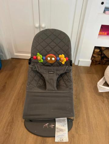 BabyBjörn Wipstoel Antraciet + Speelboog beschikbaar voor biedingen