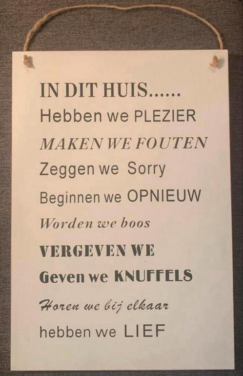 Mooi groot wit tekstbord IN DIT HUIS ……, Huis en Inrichting, Woonaccessoires | Tekstborden en Spreuken, Zo goed als nieuw, Ophalen of Verzenden