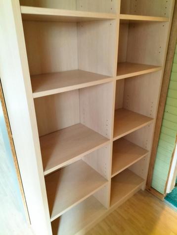 Blankhouten vakkenkast beschikbaar voor biedingen
