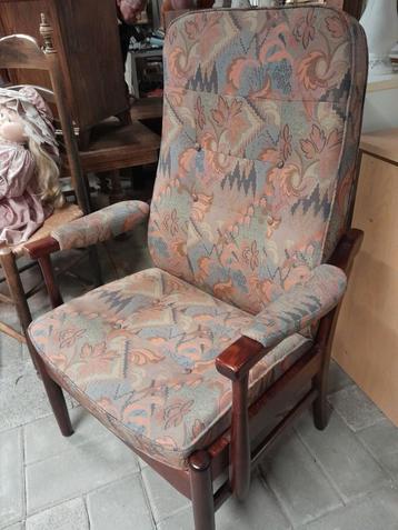 Stevige fauteuil, ideaal voor ouderen beschikbaar voor biedingen