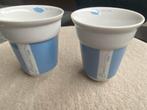 2 wit/lichtblauwe porseleinen mokken van Baci Milano, Ophalen of Verzenden, Zo goed als nieuw, Overige stijlen, Kop(pen) en/of Schotel(s)