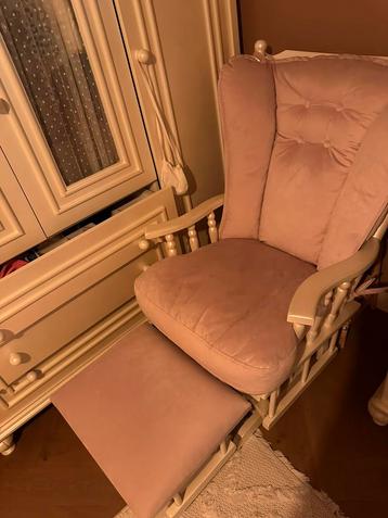 Luxe schommelstoel met voetenbankje  beschikbaar voor biedingen